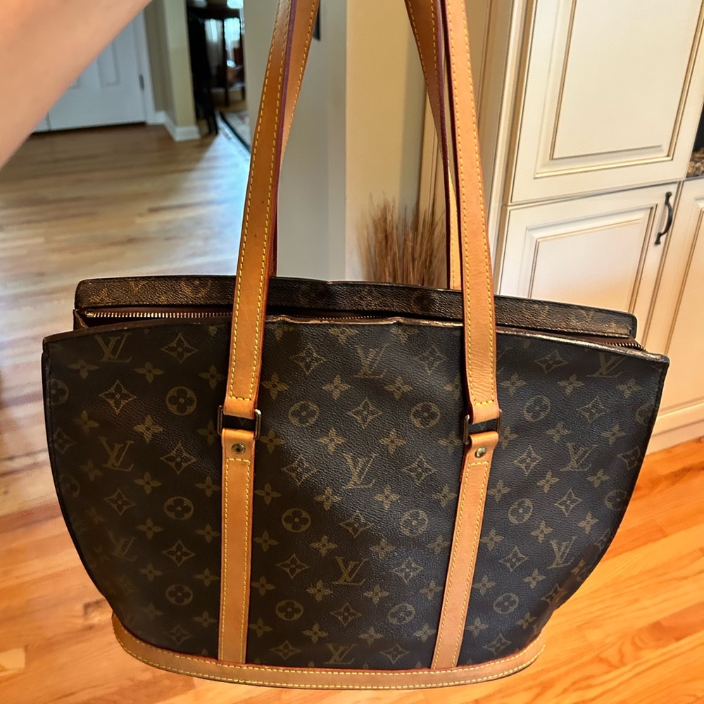 Louis Vuitton Babylone Monogram- Classic bag for work or travel!